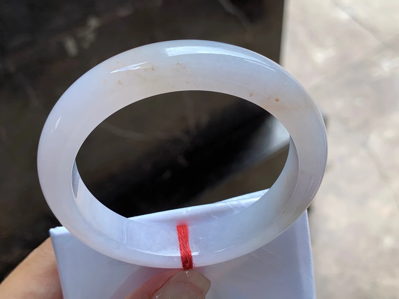 圈口：57-12-8.4mm                                                 
正圈 56 57可戴 种水手镯
种好水佳～ 黄翡点缀实物美丽