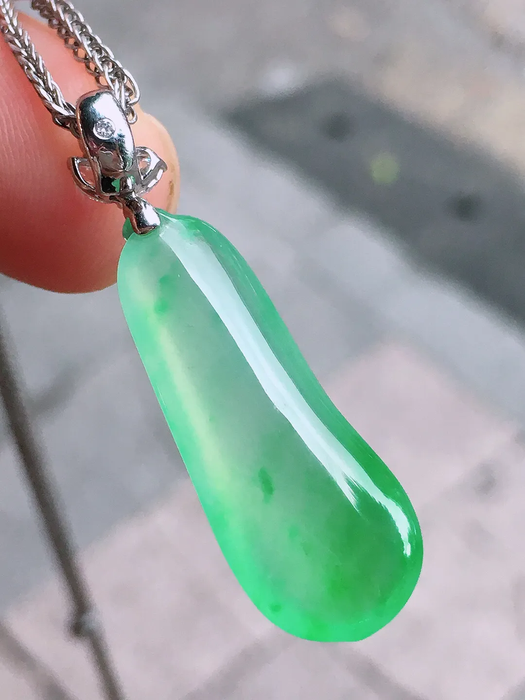 冰绿福瓜吊坠，色泽均匀艳丽，玉质细腻，荧光感超
强，饱满圆润，尽显优雅气质，18k
金豪华镶嵌