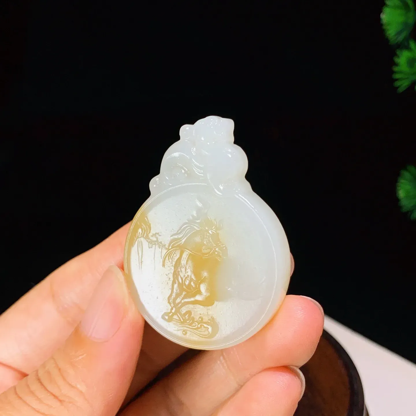 新疆和田玉白玉且末糖马到成功圆牌挂件。尺寸46/34/9重25克 白度一级。玉质细腻油润 底色纯净 脂粉好，品质好。lt250917