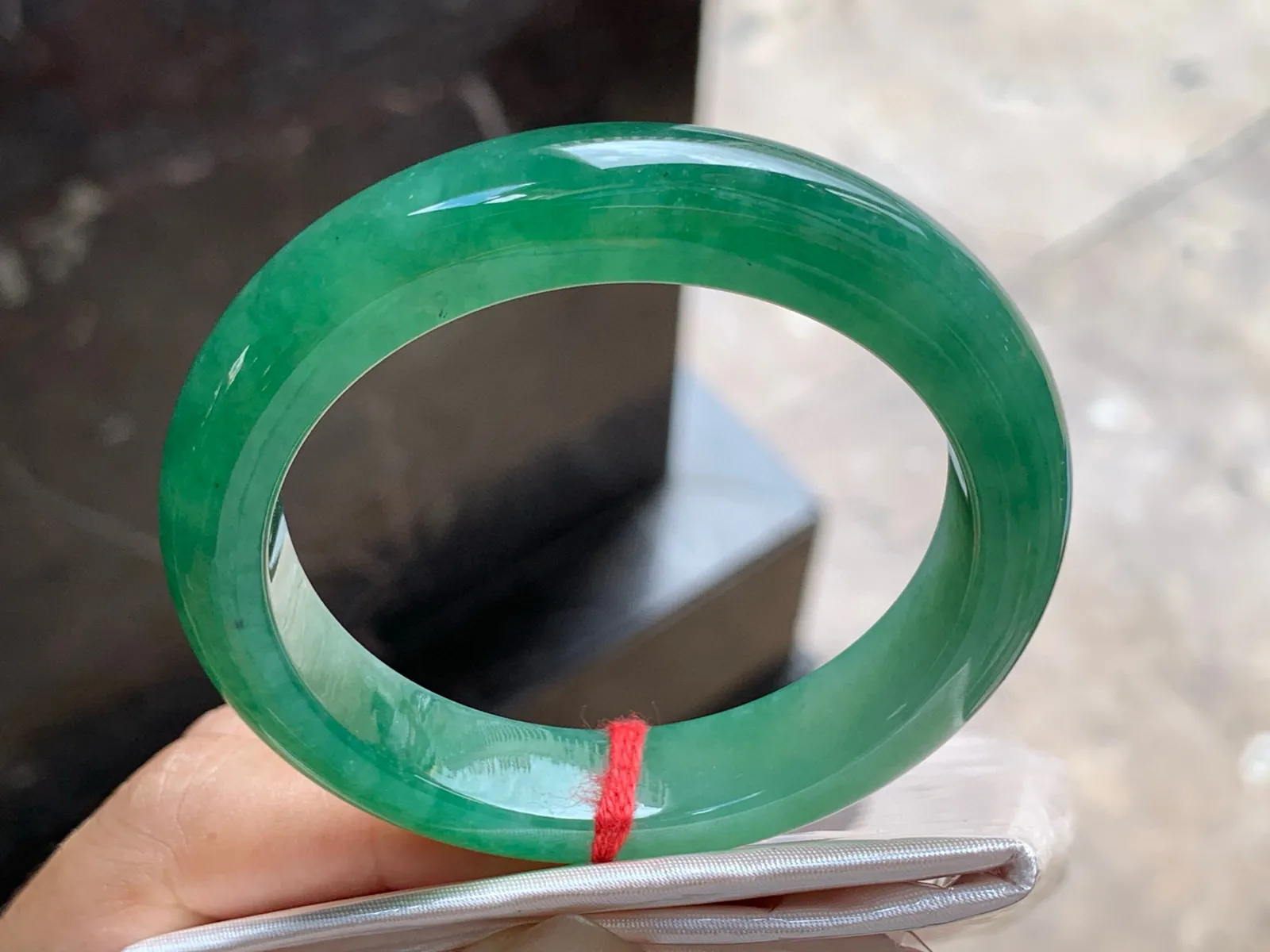 圈口：52-11.7-8.6mm                                                 
正圈 51 52可戴 满色手镯
颜色鲜艳浓郁～ 种水佳实物美丽