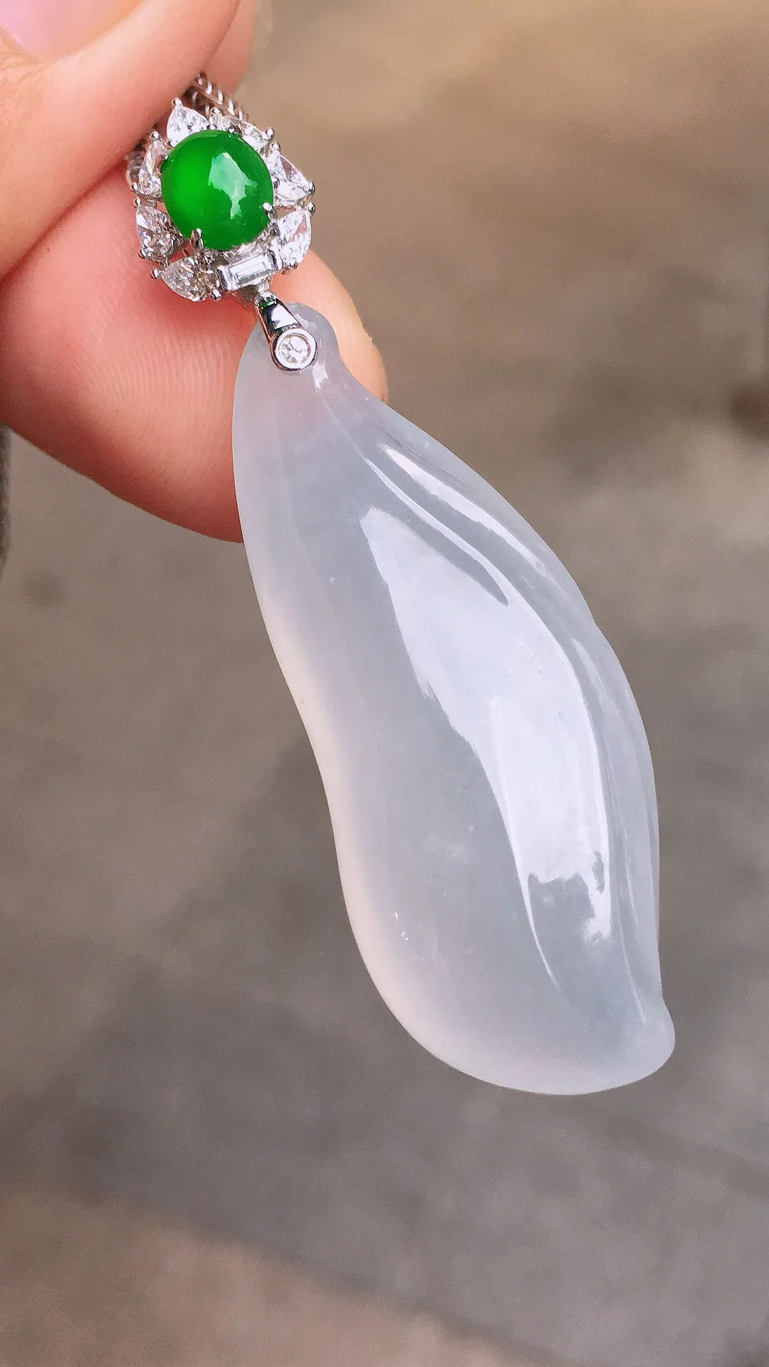 冰种福瓜吊坠，玉质细腻，荧光感超
强，饱满圆润，尽显优雅气质，18k
金豪华镶嵌
