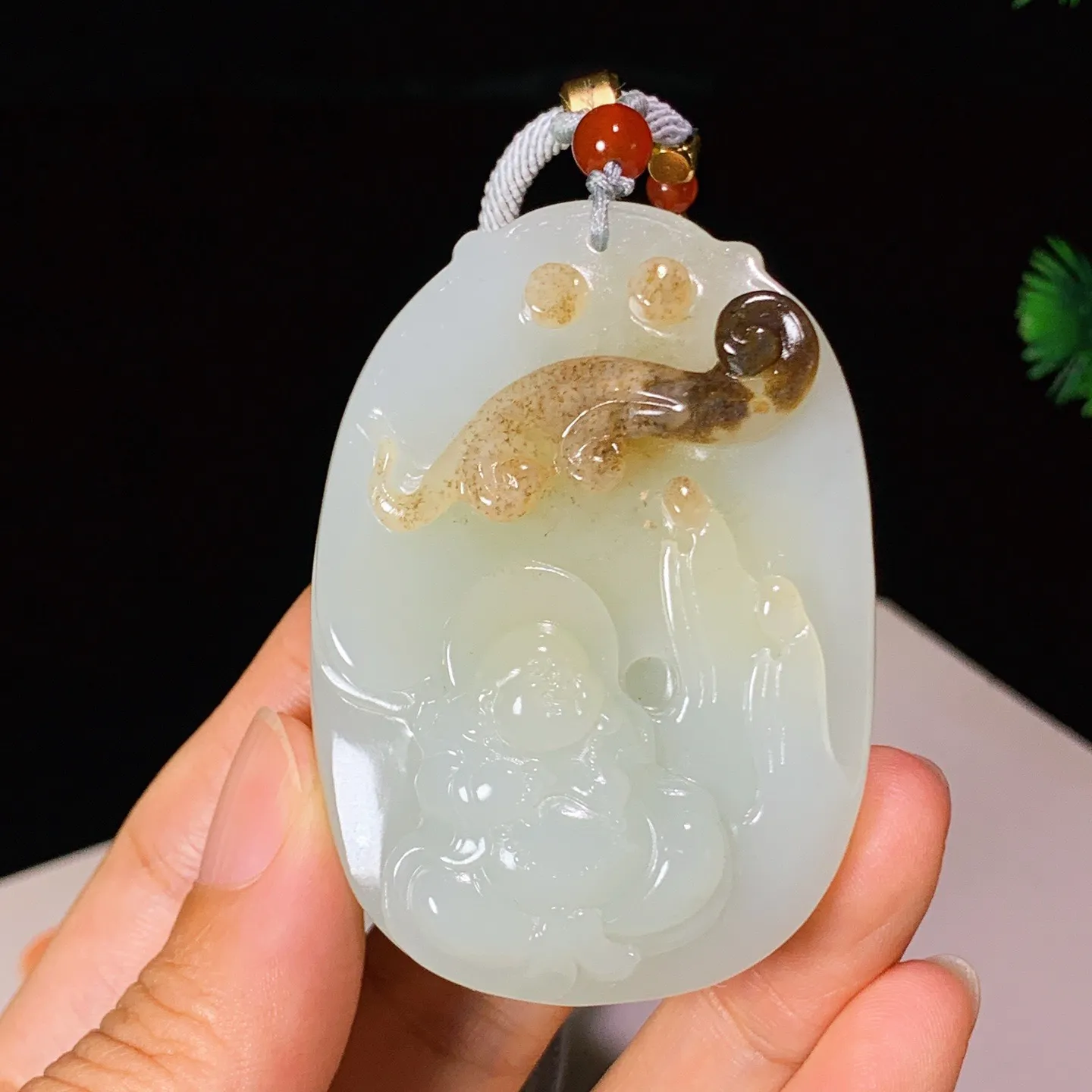 和田玉白玉糖料佛引福来挂件。尺寸61/43/22重91克 玉质细腻油润 底色纯净 脂粉好，品质好。lt250917