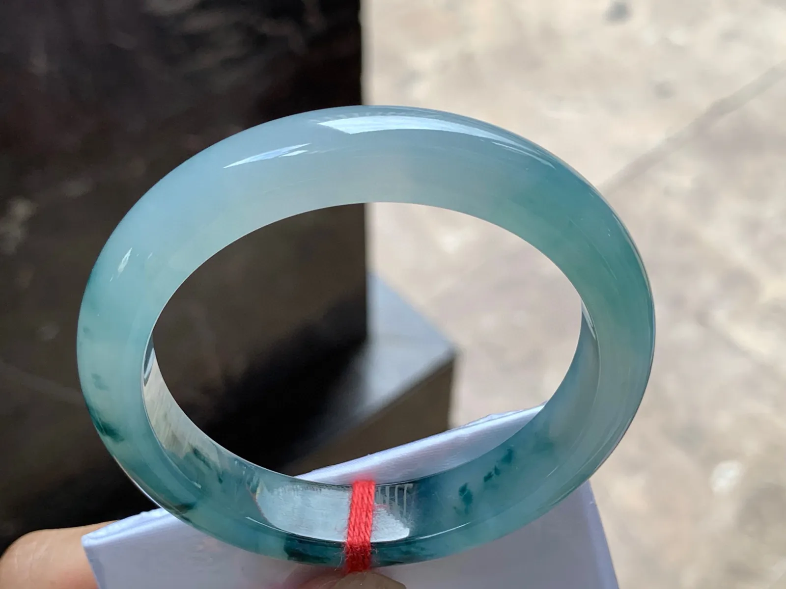 圈口：56.5-12.5-8.5mm                                                 
正圈 56 57可戴 冰飘花手镯
种水佳～ 实物美丽胶感温润