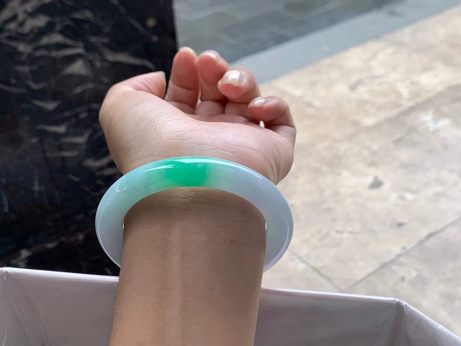 圈口：56-11mm                                                 
正圈 56 57可戴 带色圆条
颜色点缀～ 白底清爽实物美丽 上手优秀