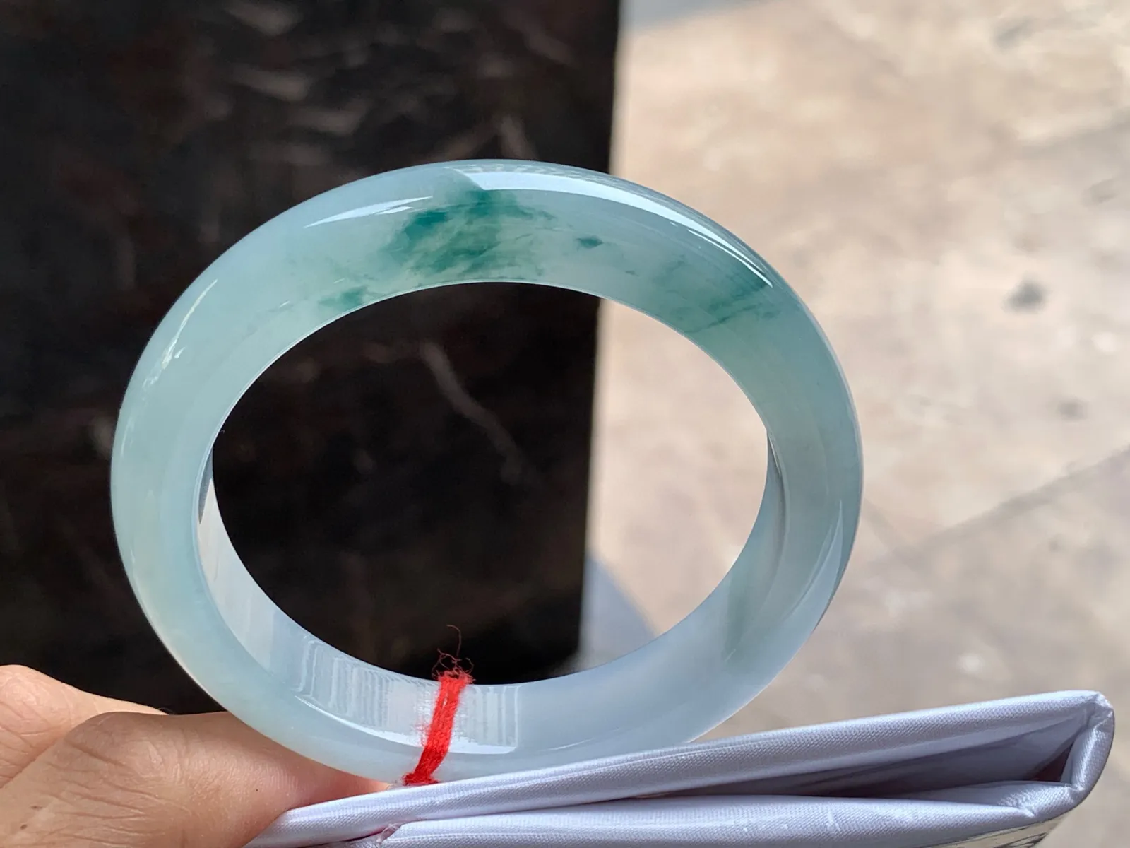 圈口：58-12.5-8.9mm                                                 
正圈 57 58可戴 飘花手镯
种水佳～ 花色灵动实物美丽