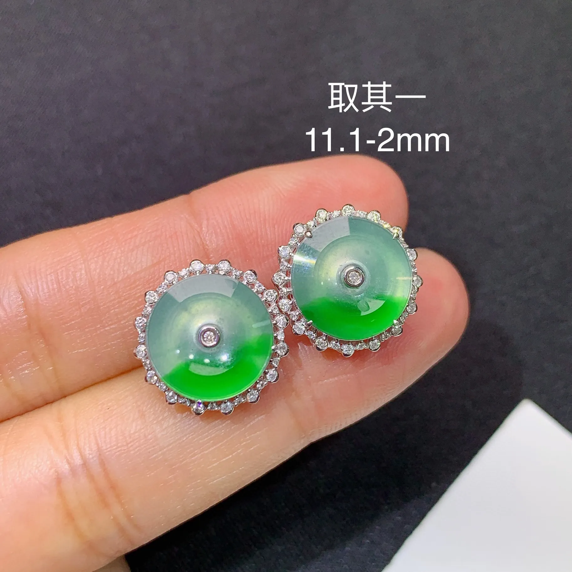 冰飘绿平安扣耳钉，18k金镶嵌，简约时尚，冰润色阳，种水足，裸石尺寸11.1*2