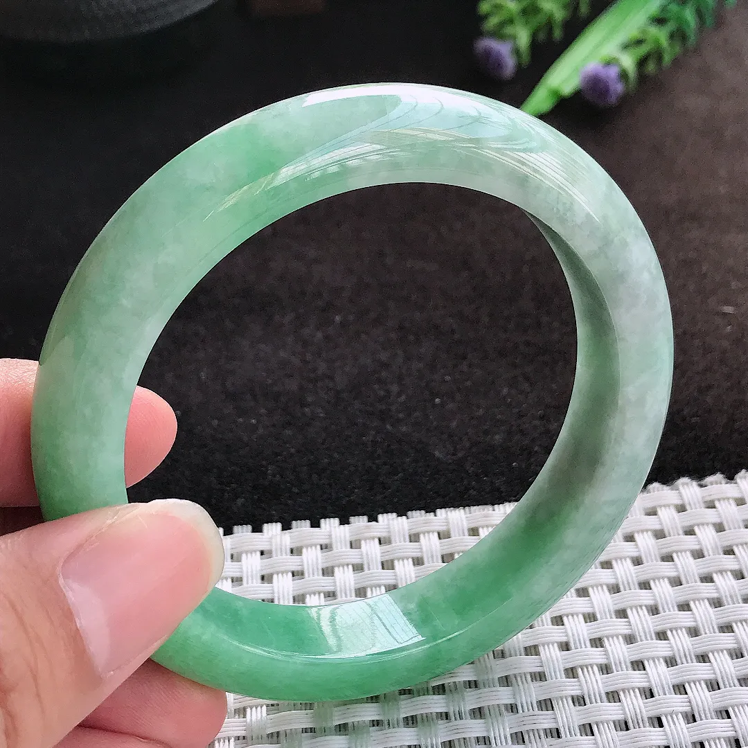 自然光57.5/12.4/8.8老坑精美温润飘绿手镯宽边翡翠玉镯美人镯
