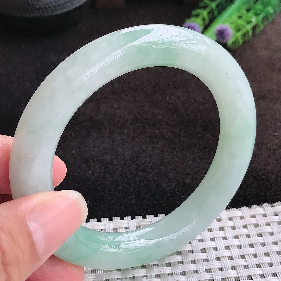 自然光56.5/11.1/11.4老坑秀气冰润浅绿圆条手镯宽边翡翠玉镯美人镯