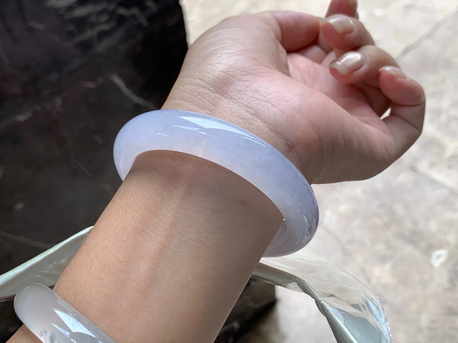 圈口： 57.5-13-8.9mm                                                
正圈 57 58可戴 冰种手镯
冰冰透透的～ 实物美丽上手优秀