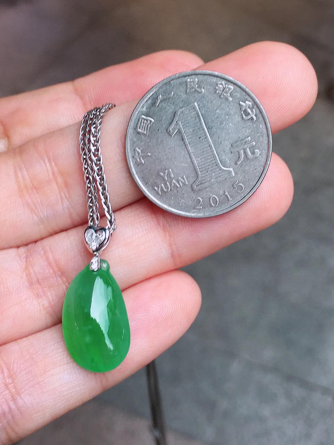 阳绿福瓜吊坠，色泽均匀艳丽，玉质细腻，荧光感超
强，饱满圆润，尽显优雅气质，18k
金豪华镶嵌
