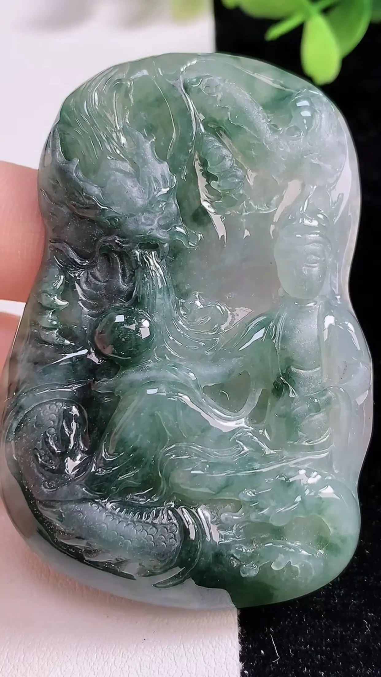 缅甸天然翡翠a货 老坑料起胶冰润 飘绿祥龙观音菩萨吊坠，尺寸63.9-43.4-6.8mm  y 33.57