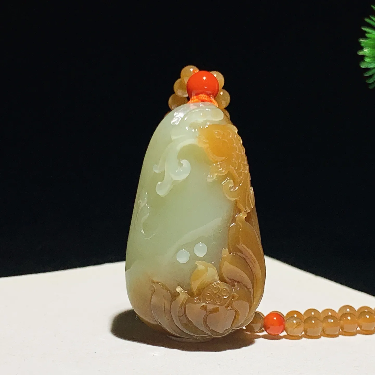 新疆且末糖花开富贵连年有余挂件。尺寸43.6/26/16链子尺寸4重41克 玉质细腻油润 底色纯净 
