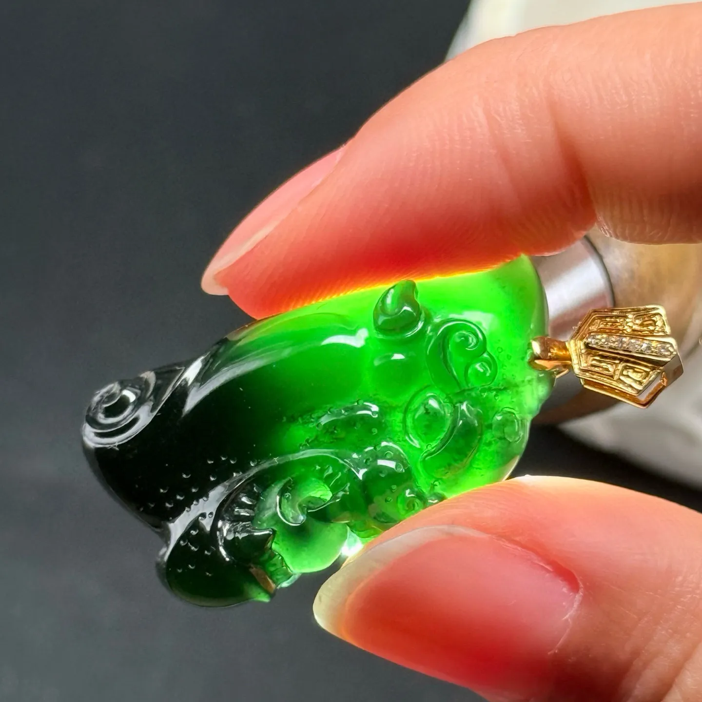 精品18k瑞兽头 种好色正 黑度极好 打灯通透 油性十足 尺寸39.1
