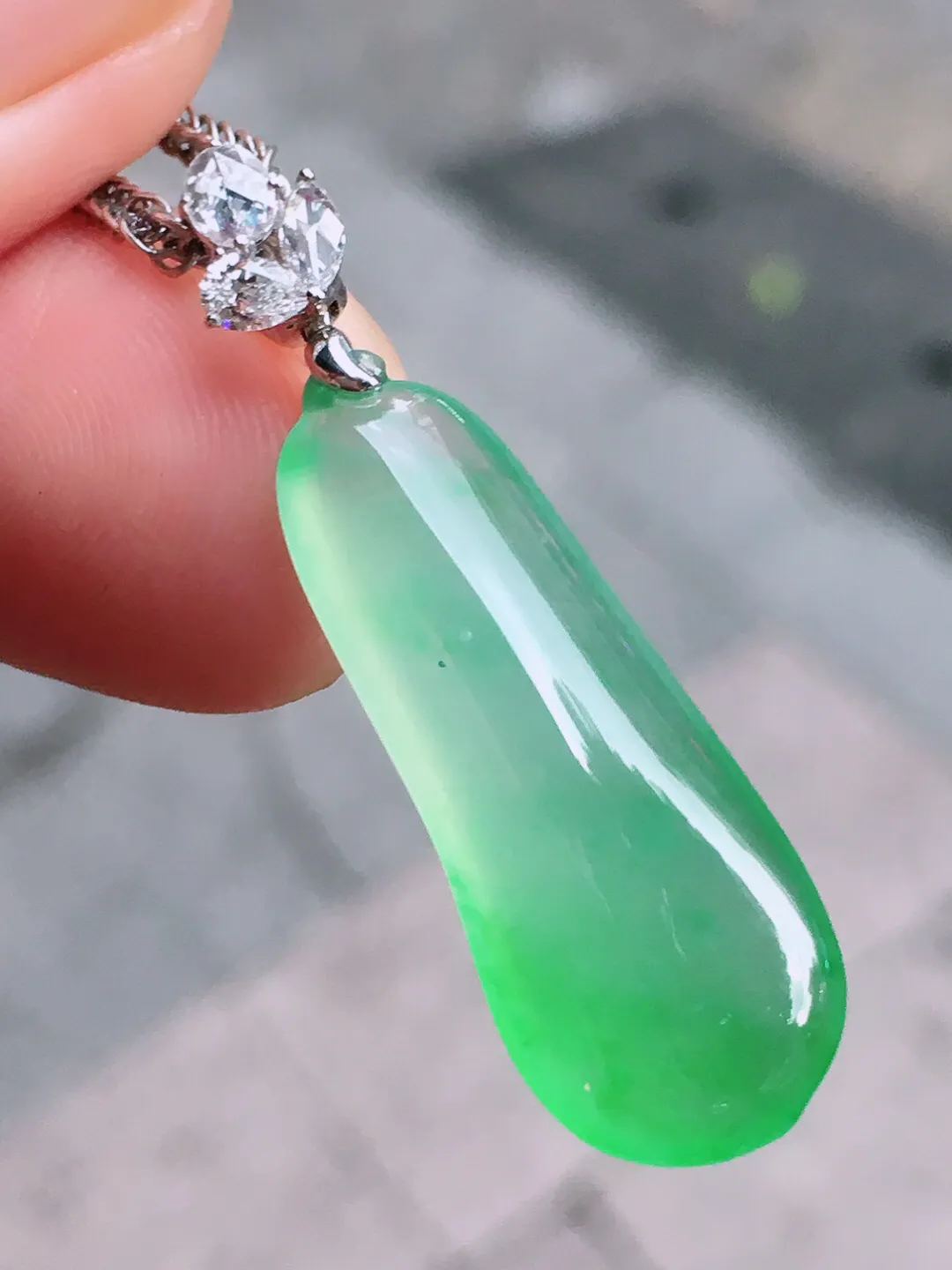 冰绿福瓜吊坠，色泽均匀艳丽，玉质细腻，荧光感超
强，饱满圆润，尽显优雅气质，18k
金豪华镶嵌