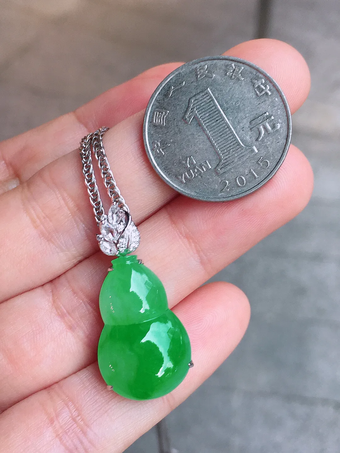 阳绿葫芦吊坠，色泽均匀艳丽，玉质细腻，荧光感超
强，饱满圆润，尽显优雅气质，18k
金豪华镶嵌
