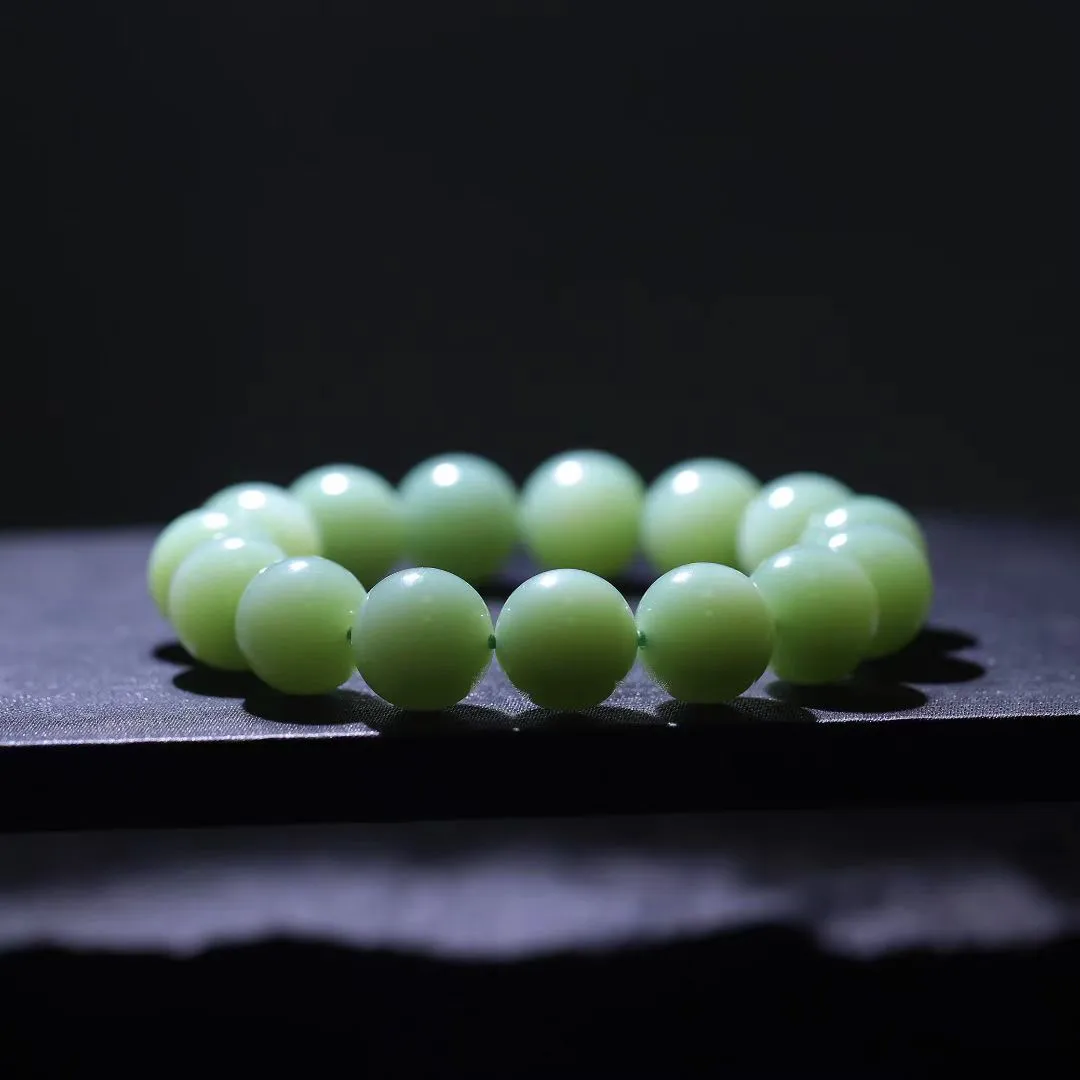 精品美物
【浅夏~手串】和田碧玉粉青，圆珠手串；玉质细腻油润，饱满光滑；冰底浅青色使人心旷神怡；有着祈福平安，福禄齐康的寓意~佩戴禅意滋生 ！
【规格】珠径15mm，81.8g