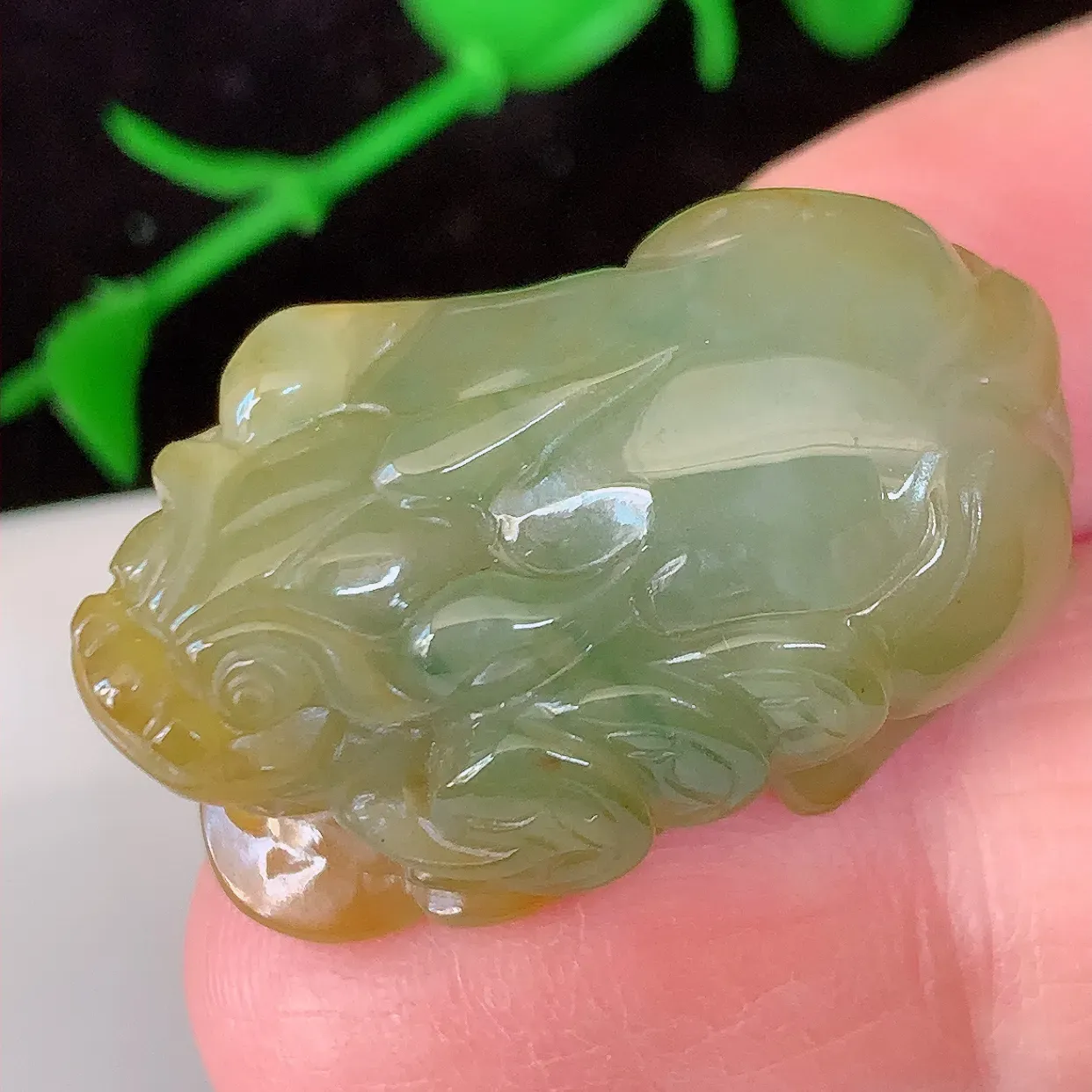 自然光实拍，冰黄翡招财貔貅翡翠吊坠，民间有“一摸貔貅运程旺盛，再摸貔貅财运滚滚，三摸貔貅平步青云 ”的美好祝愿。#81.18