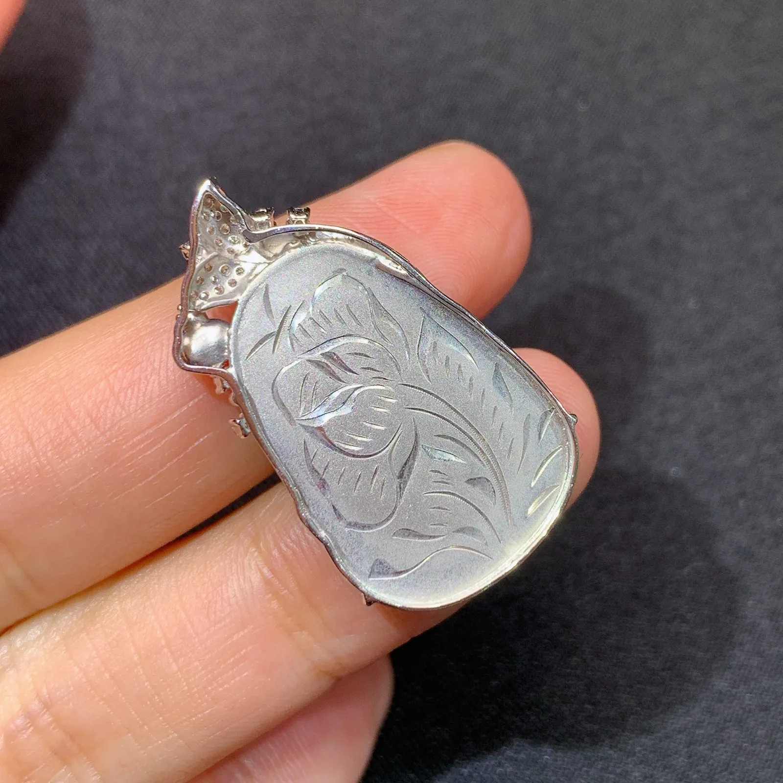 阳绿如意吊坠，18k金镶嵌，色泽鲜阳，冰润细腻，种水足 尺寸30.1*17.5*4.9