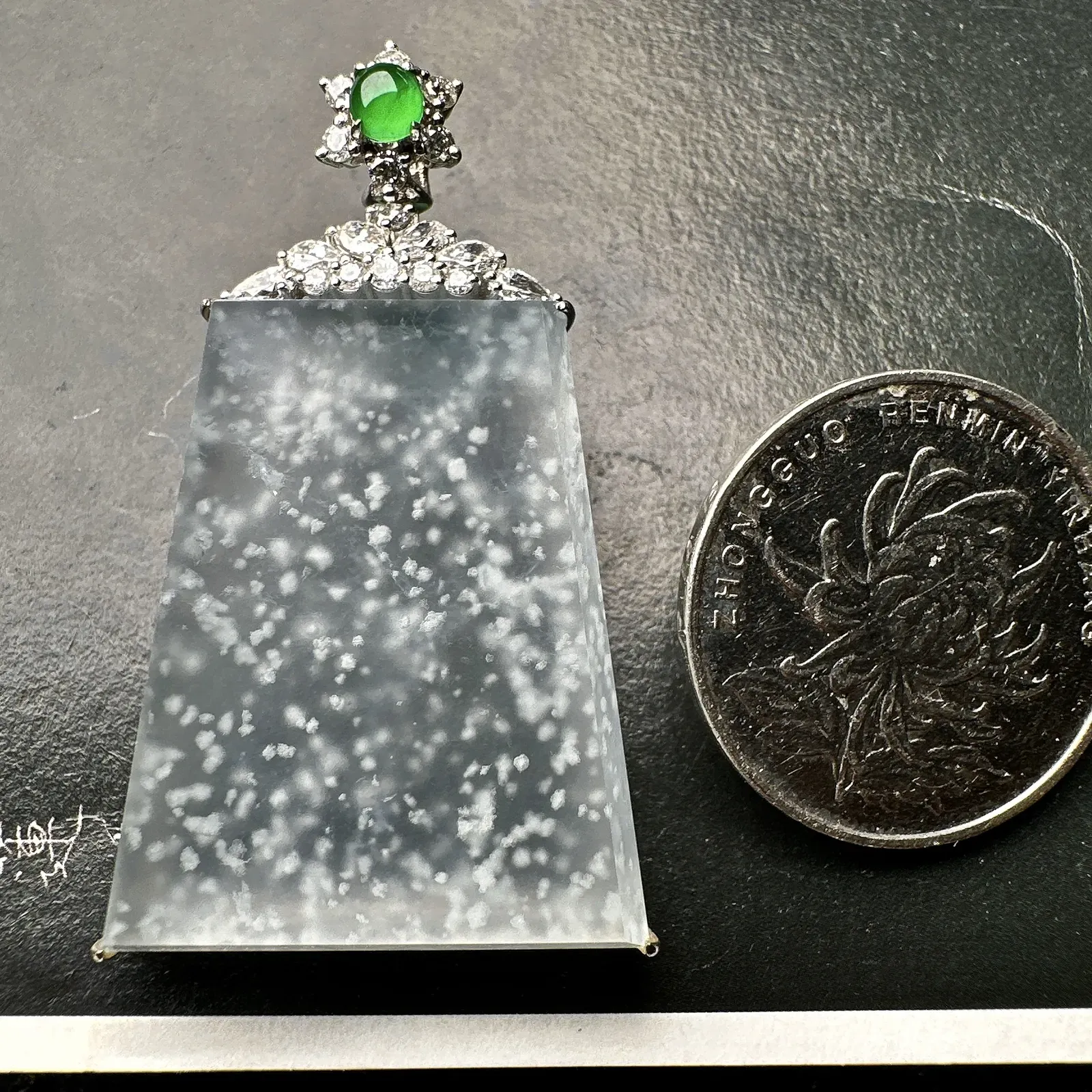 【冰种无事牌】老坑雪花棉，种地优秀，质地细腻冰润，通透感上乘，冰胶俱佳，18k金钻镶嵌，裸石尺寸32.8*27.7*6.4毫米