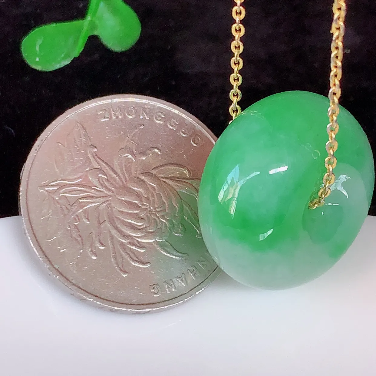 自然光实拍，冰润飘绿翡翠路路通吊坠，寓意时来运转、财源滚滚，款式新颖时尚，日常百搭的款！配图银链#05.18