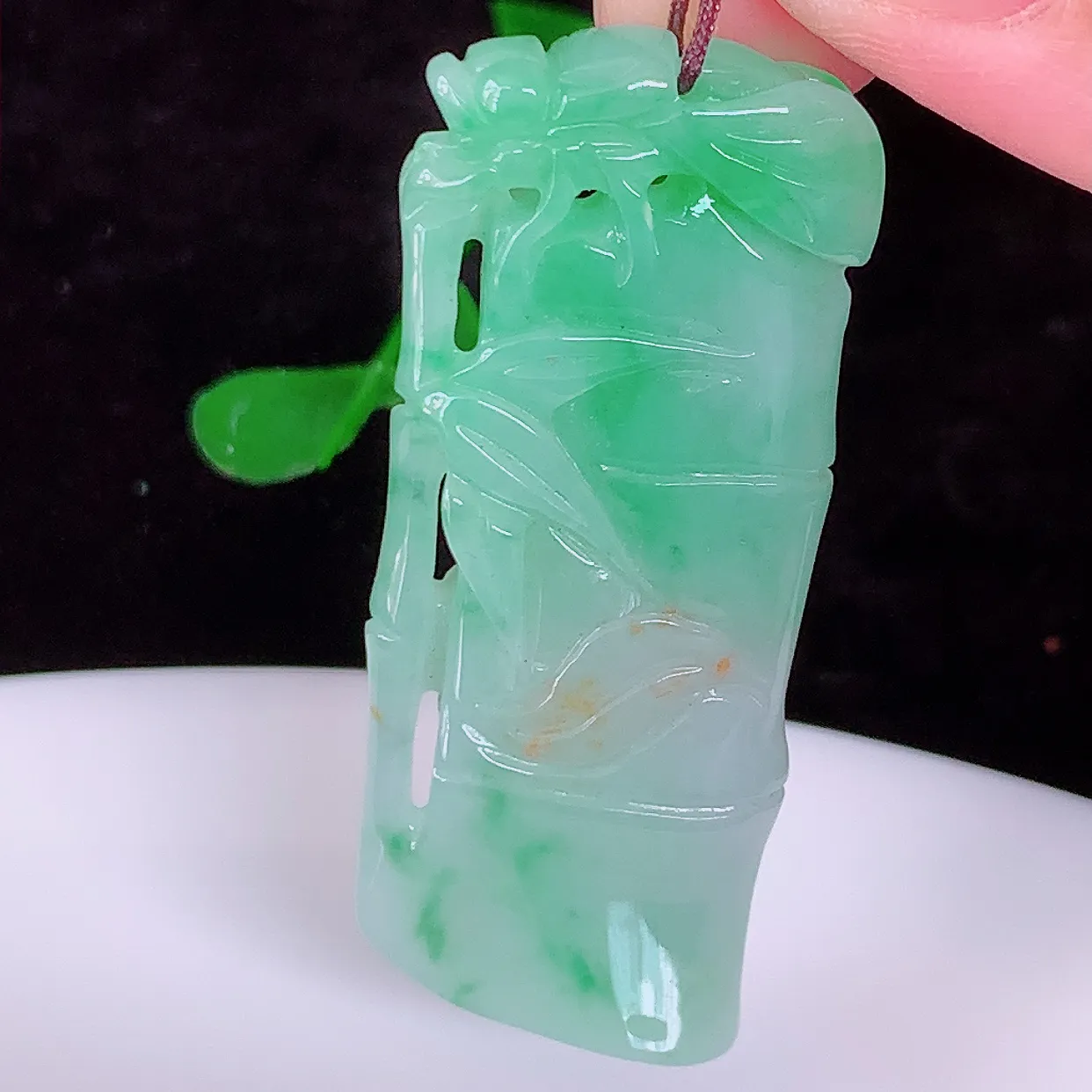 自然光实拍，冰黄加绿翡翠竹节吊坠。竹节寓意“节节高，官运亨通，前程似锦，水润莹泽，清秀高雅，佩戴精美