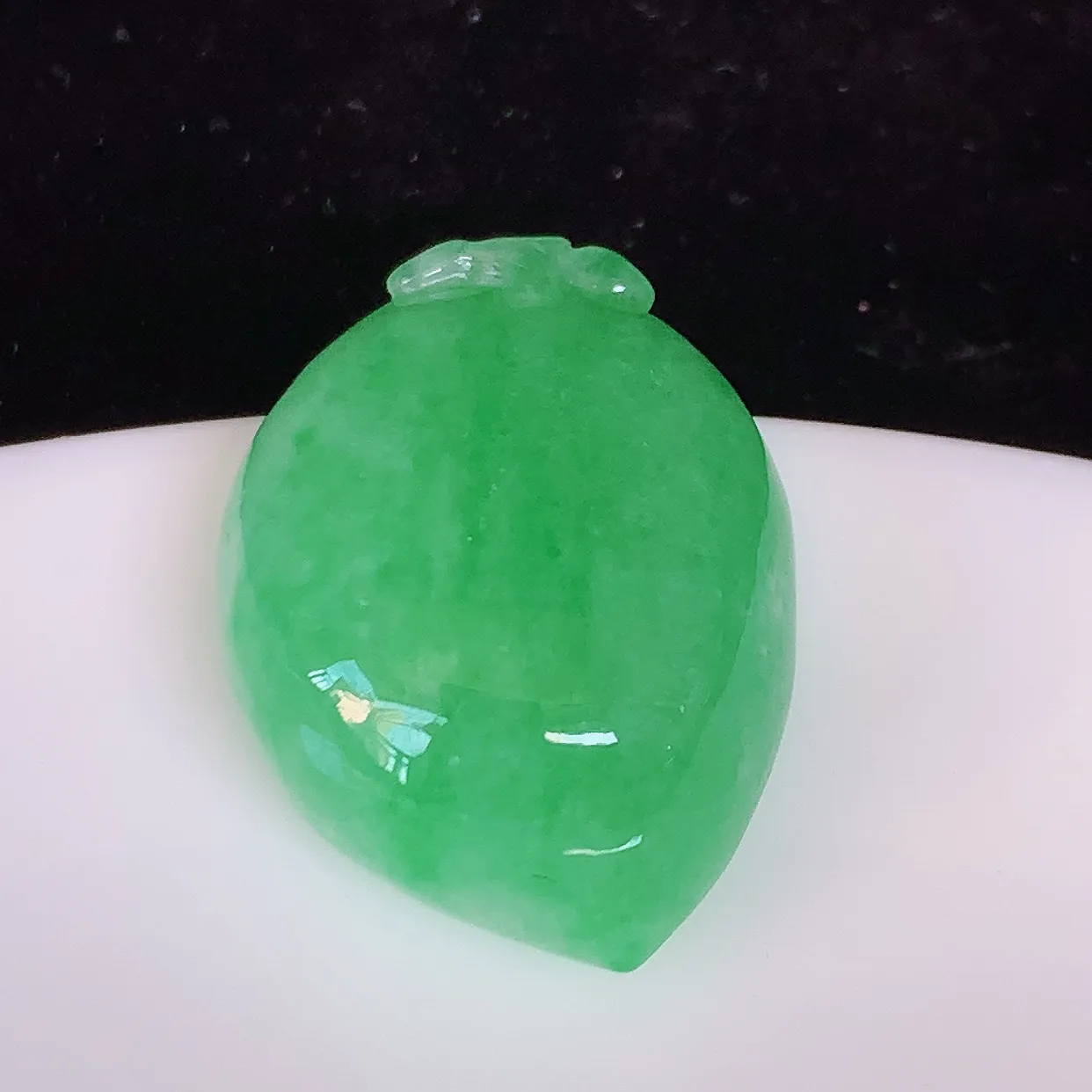 自然光实拍，冰润满绿翡翠桃子吊坠，种老水足，雕工精湛 ，寓意美好，佩戴时尚出众！#05.18