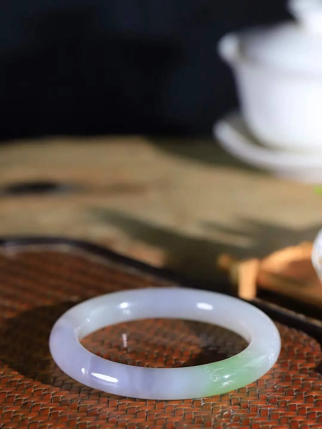 【福在眼前.手镯】

收藏级臻品️和田玉三色蝙蝠圆条手镯 玉质温润细腻 油性十足 精琢翅翼铺展如云