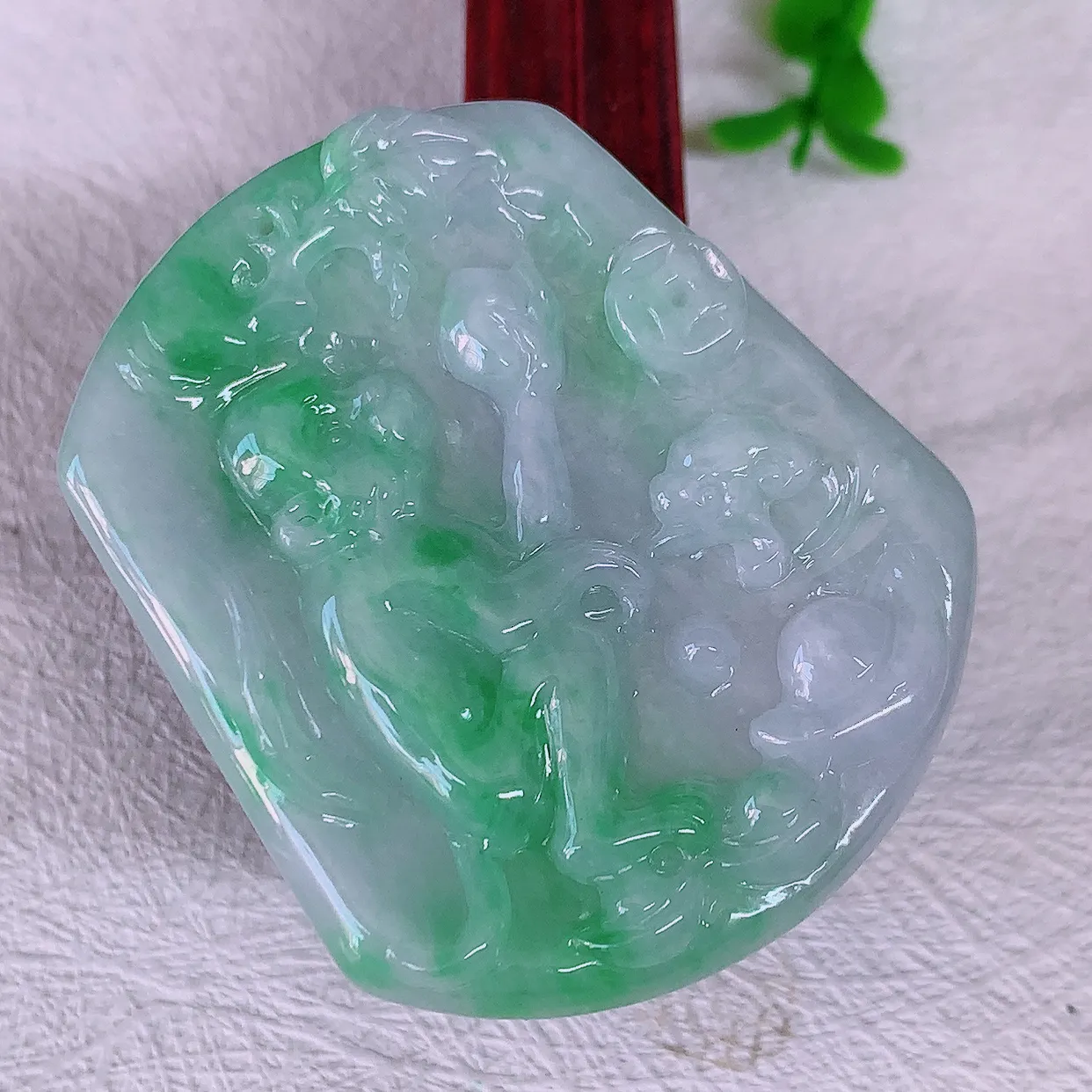自然光实拍，冰润飘绿翡翠生肖猴牌吊坠，种老水足，雕工精湛 ，寓意美好，佩戴时尚出众！#05.18