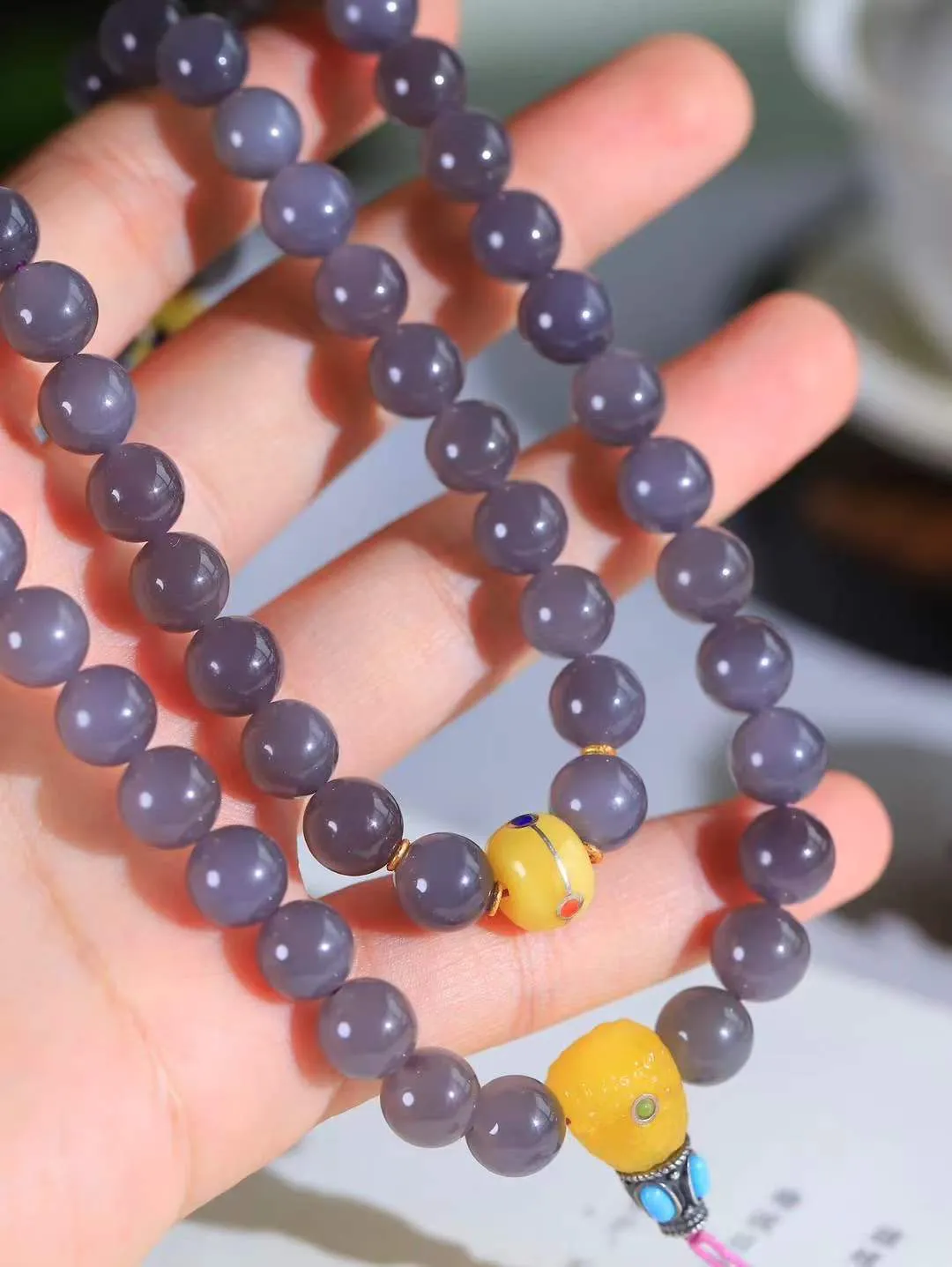 【链.108】

精品️和田玉烟紫圆珠挂链 玉质温润细腻 油性十足 佩戴舒适。珠珠落玉盘，间关莺语花底滑，一生美好时光，无论身在何处，都有它相伴相守。事事顺遂，幸福美满，吉祥如意。重117.9克 尺寸取一9.7mm FDL-11901838