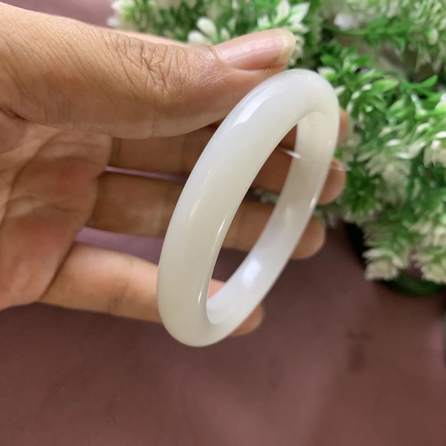 和田玉54.6圈口羊脂白手镯，玉质特细腻油润，高脂粉，高品质，萦绕腕间时，古韵不失时尚，素雅不失品味，细腻光滑的触感，使人沉醉，气质高雅