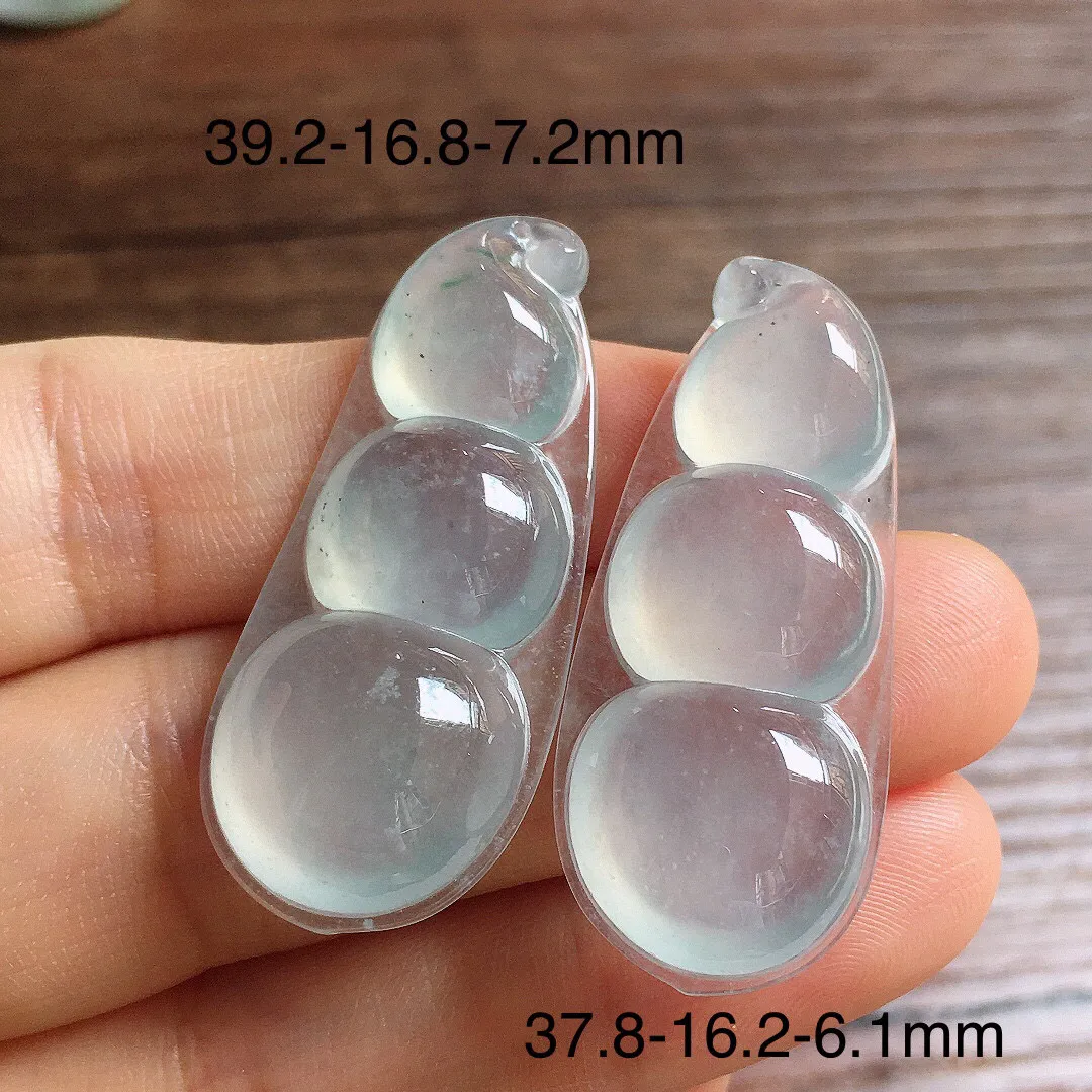 冰晴底福豆一对，镶嵌佳品，冰润细腻，种水足，整体尺寸39.2*16.8*7.2