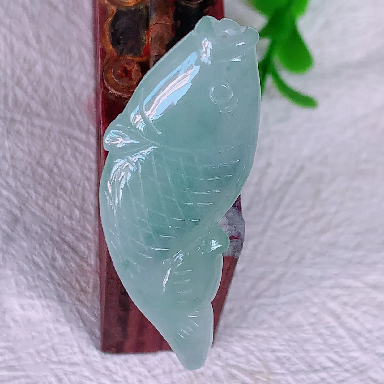 自然光实拍，冰飘花翡翠年年有余，自由自在玉吊坠，寓意财源广进，雕工婉约，栩栩如生，佩戴优雅迷人！#0