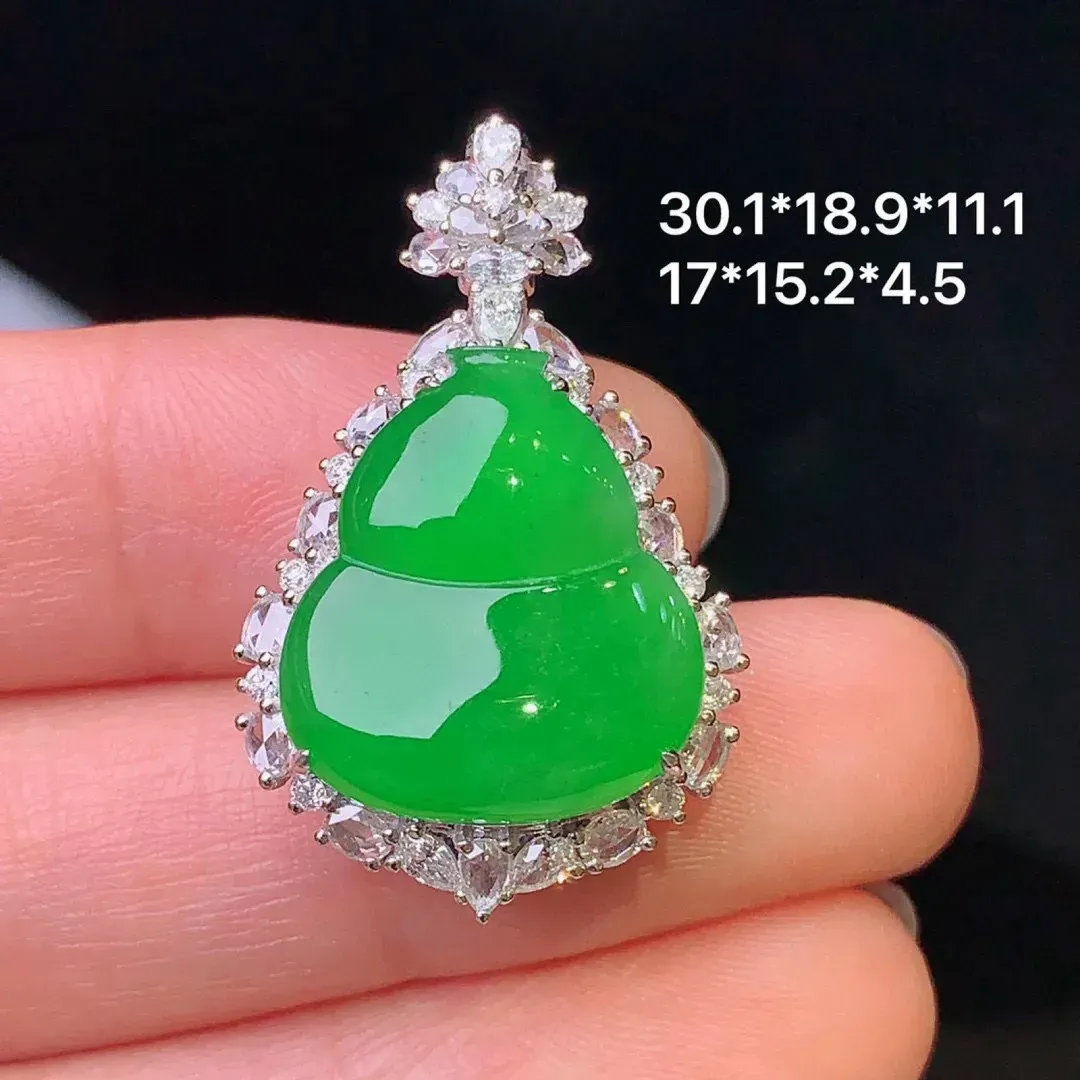 18k金钻镶嵌满绿葫芦吊坠 玉质细腻 色泽清新艳丽 整体尺寸30.1*18.9*11.1