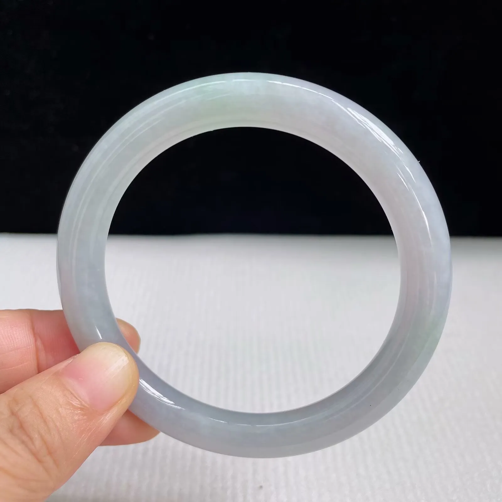 56mm自然光拍摄天然翡翠A货淡绿好种水圆条手镯 40.40克