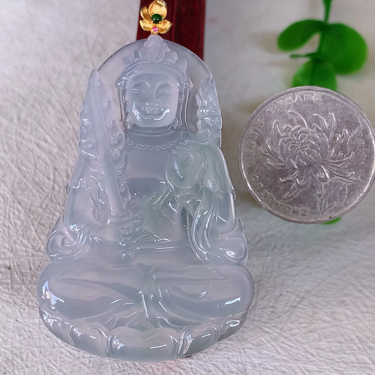 自然光实拍，18K金镶嵌冰种翡翠虚空藏菩萨吊坠，赐福翡翠观音，翠绿迷人，观音面相端庄，佩戴时尚出众！#1.18整体62.5裸石55*35.5*4.8