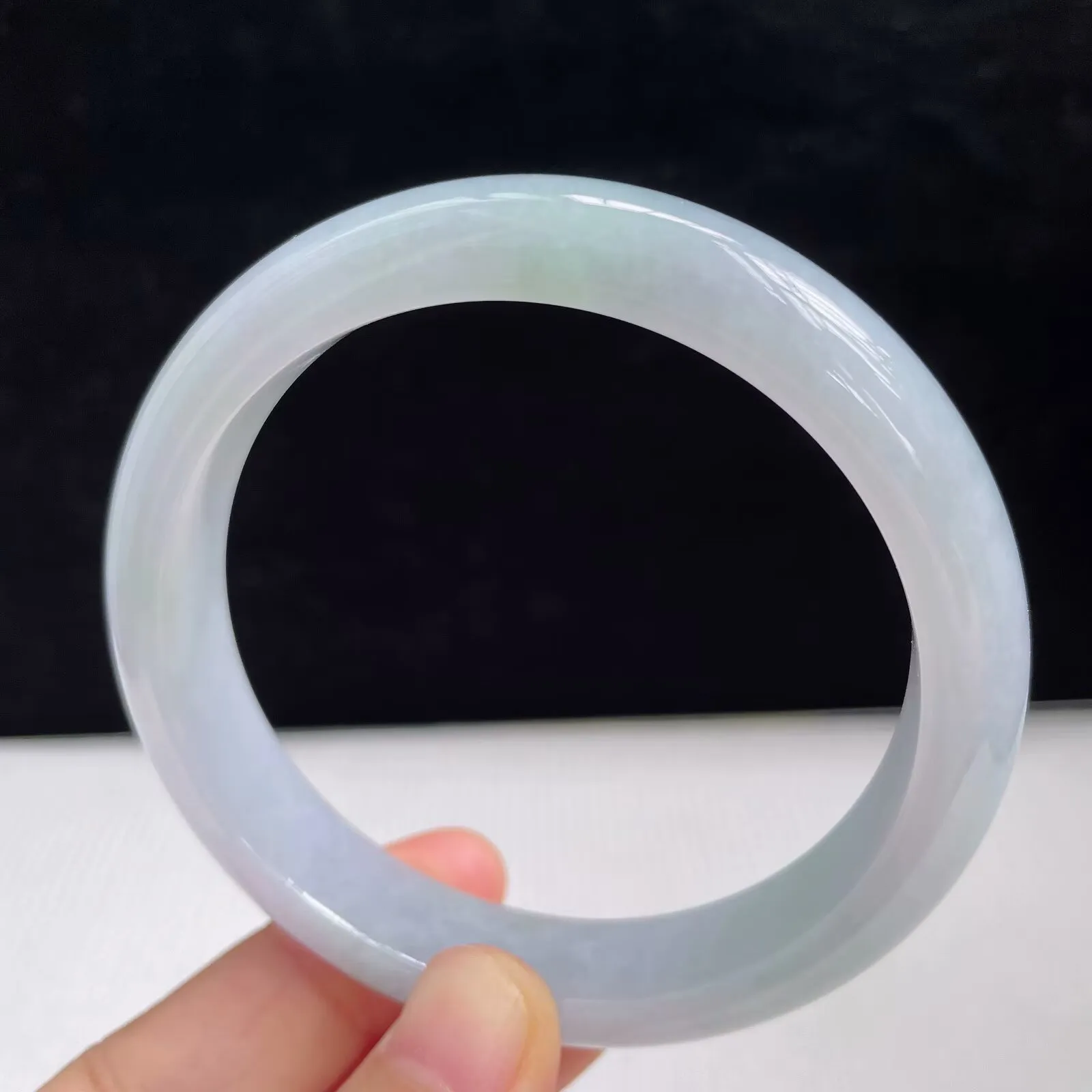 自然光拍摄天然翡翠A货春彩好种水58mm正圈手镯 51.40克