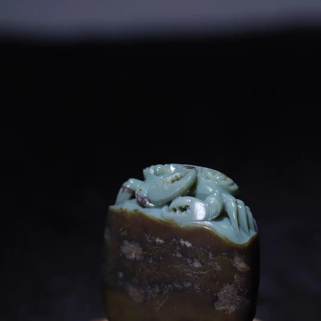 月末限定款——特色小螃蟹的寓意是什么
1️⃣螃蟹🦀八条腿象征着“八面来财”和“财运亨通”，因为“八”与“发”在谐音上相似，代表着发财的意思；

2️⃣两个大钳子象征着抓住财富，有时也被称为“横财大将军”，意味着横行霸道，财运亨通；

螃蟹也与学业成功相关联，特别是与“解元”相关，代表着金榜题名和才华横溢；

螃蟹八只脚稳稳地落在地上，寓意着事业稳定，步步高升；

螃蟹与“敢吃螃蟹”相联系，象征着勇于开拓创新的精神。
75-48-20mm，110g