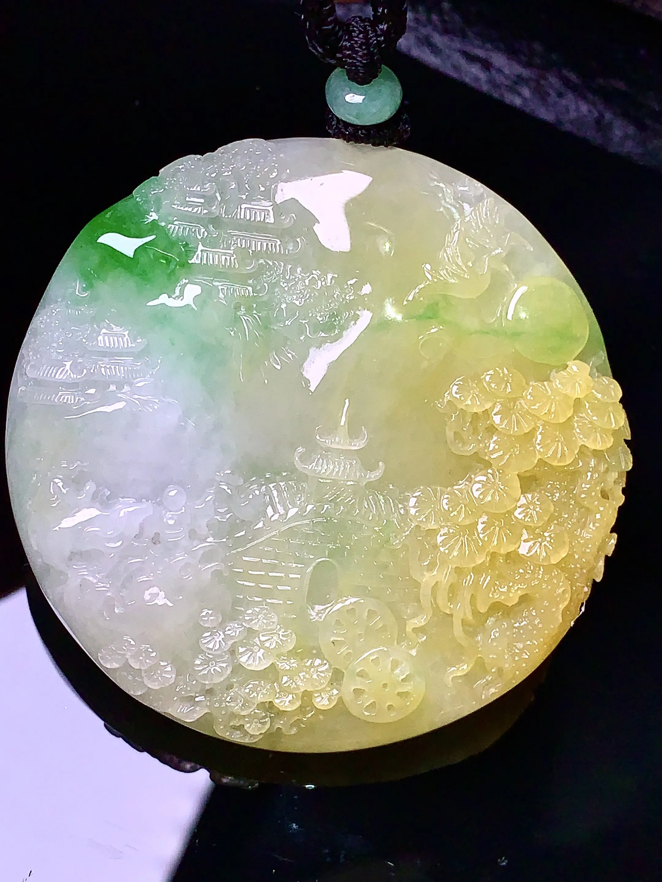 黄绿山水牌子吊坠 玉质细腻 色泽艳丽  整体尺寸53.5*10.3
