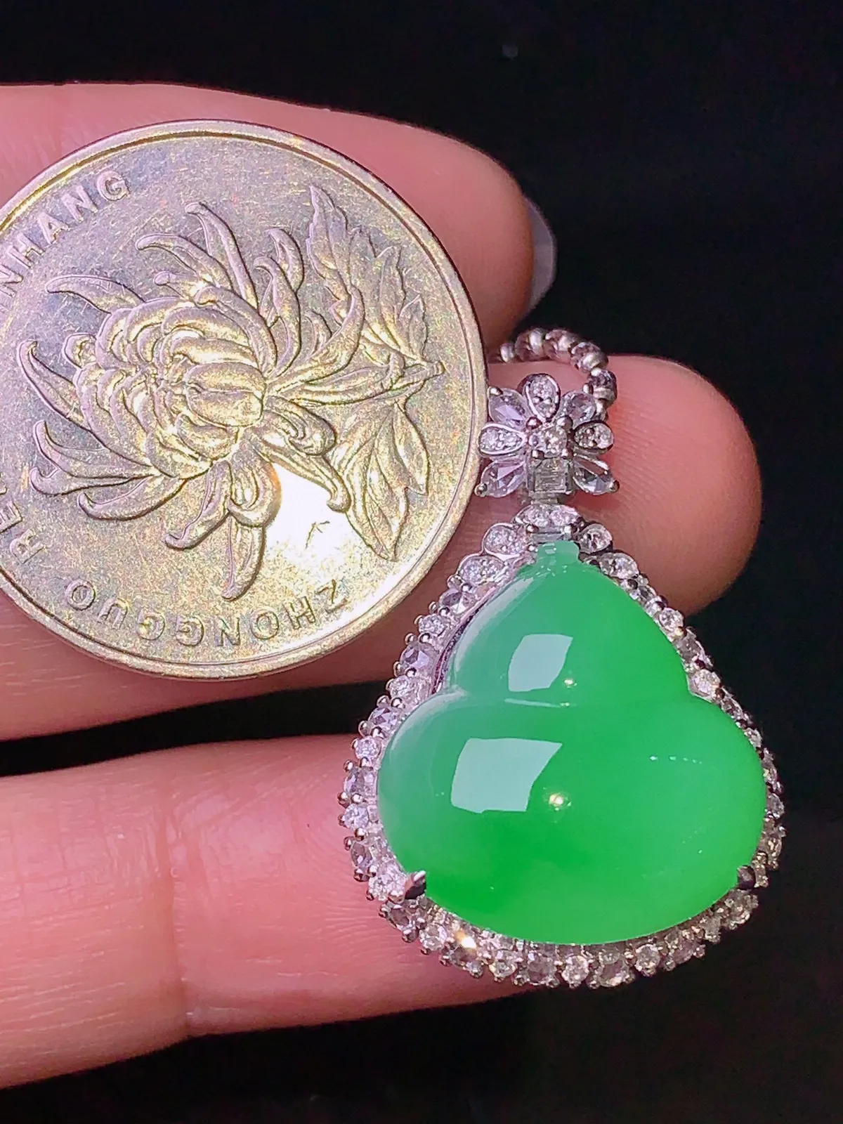 18k金钻镶嵌翠绿葫芦吊坠 玉质细腻 色泽艳丽 整体尺寸27*19.2*13.6