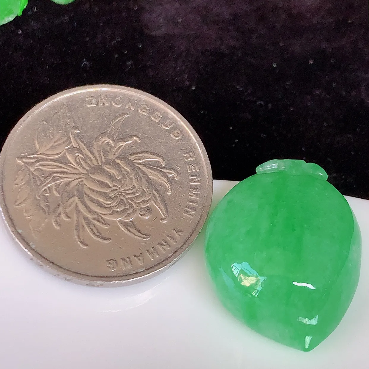自然光实拍，冰润满绿翡翠桃子吊坠，种老水足，雕工精湛 ，寓意美好，佩戴时尚出众！#05.18