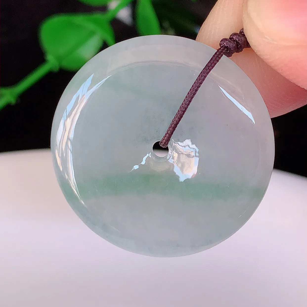 自然光实拍，冰种飘花翡翠平安扣吊坠，种老水足，雕工精湛 ，寓意美好，佩戴时尚出众！#41.11