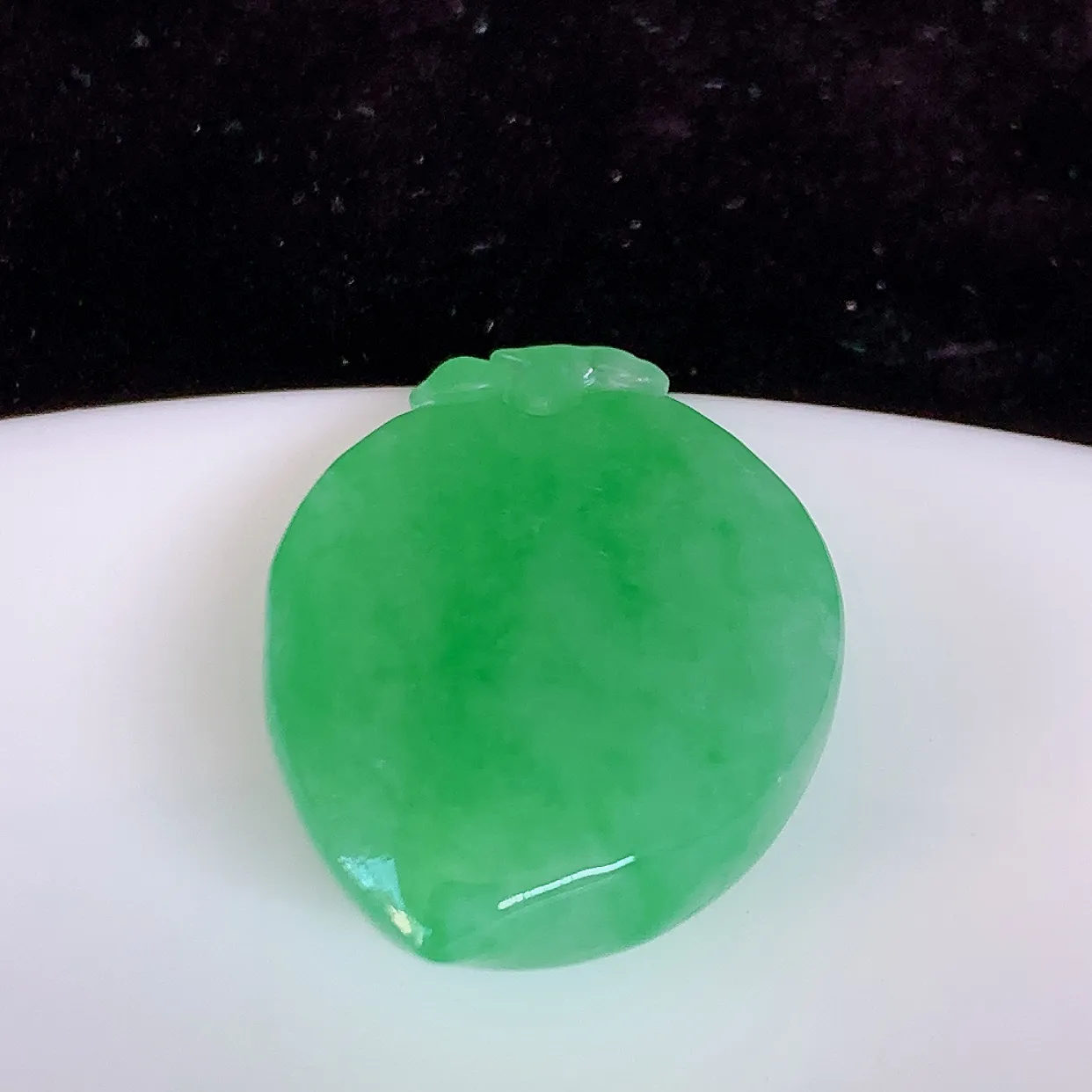 自然光实拍，冰润满绿翡翠桃子吊坠，种老水足，雕工精湛 ，寓意美好，佩戴时尚出众！#05.18
