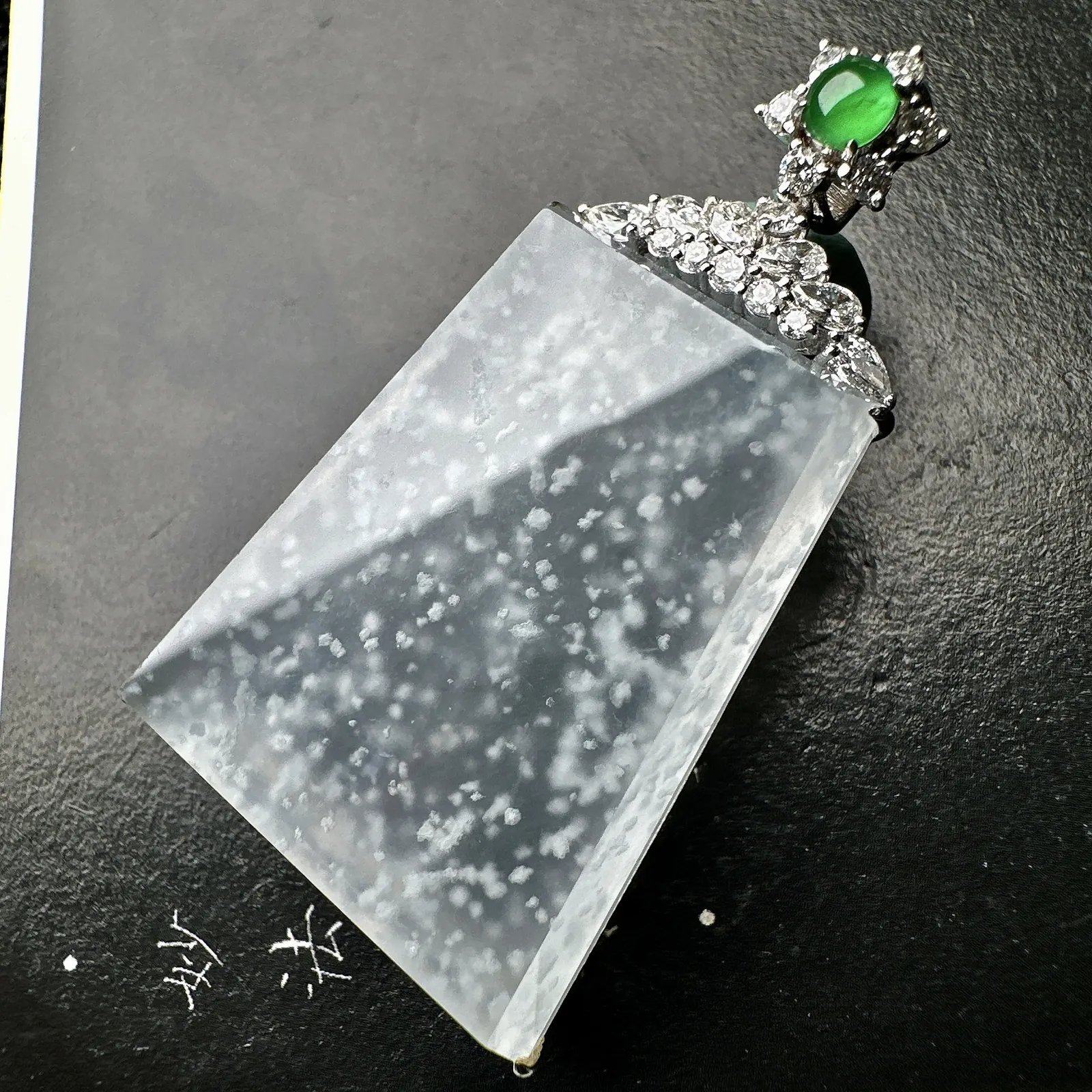 【冰种无事牌】老坑雪花棉，种地优秀，质地细腻冰润，通透感上乘，冰胶俱佳，18k金钻镶嵌，裸石尺寸32.8*27.7*6.4毫米