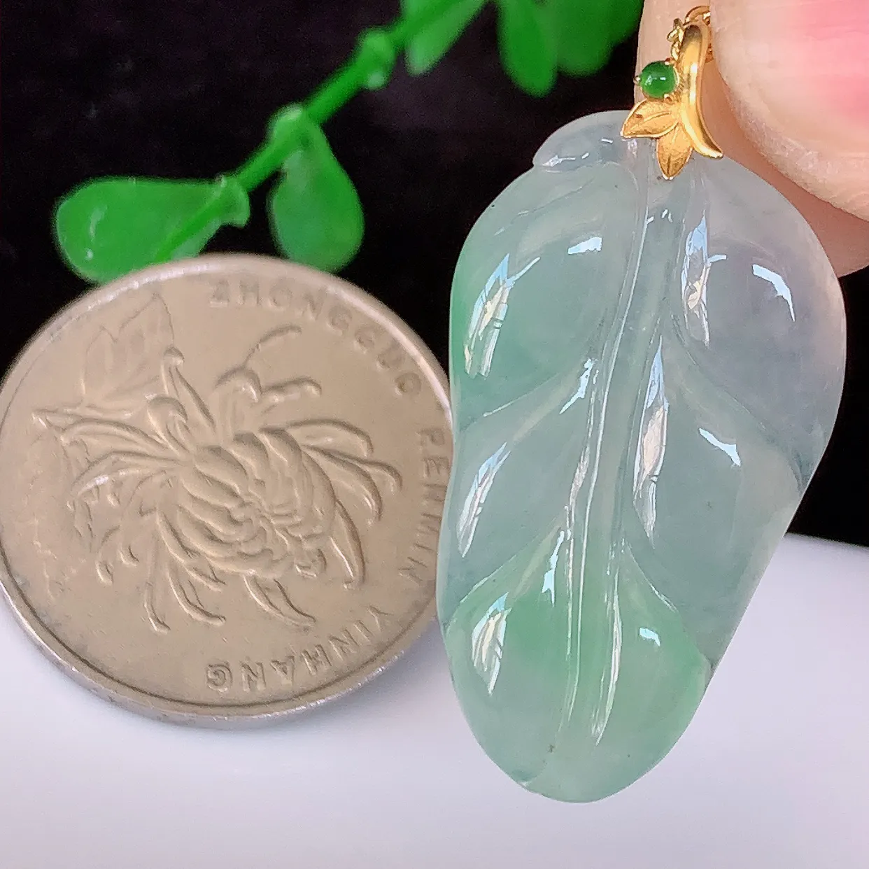 18K金镶嵌冰种飘绿翡翠叶子吊坠 ，种水足，色泽清新，工艺精湛，叶子寓意美好；金枝玉叶，事业有成。#1.18整体32.5裸石27.5*16-4.5