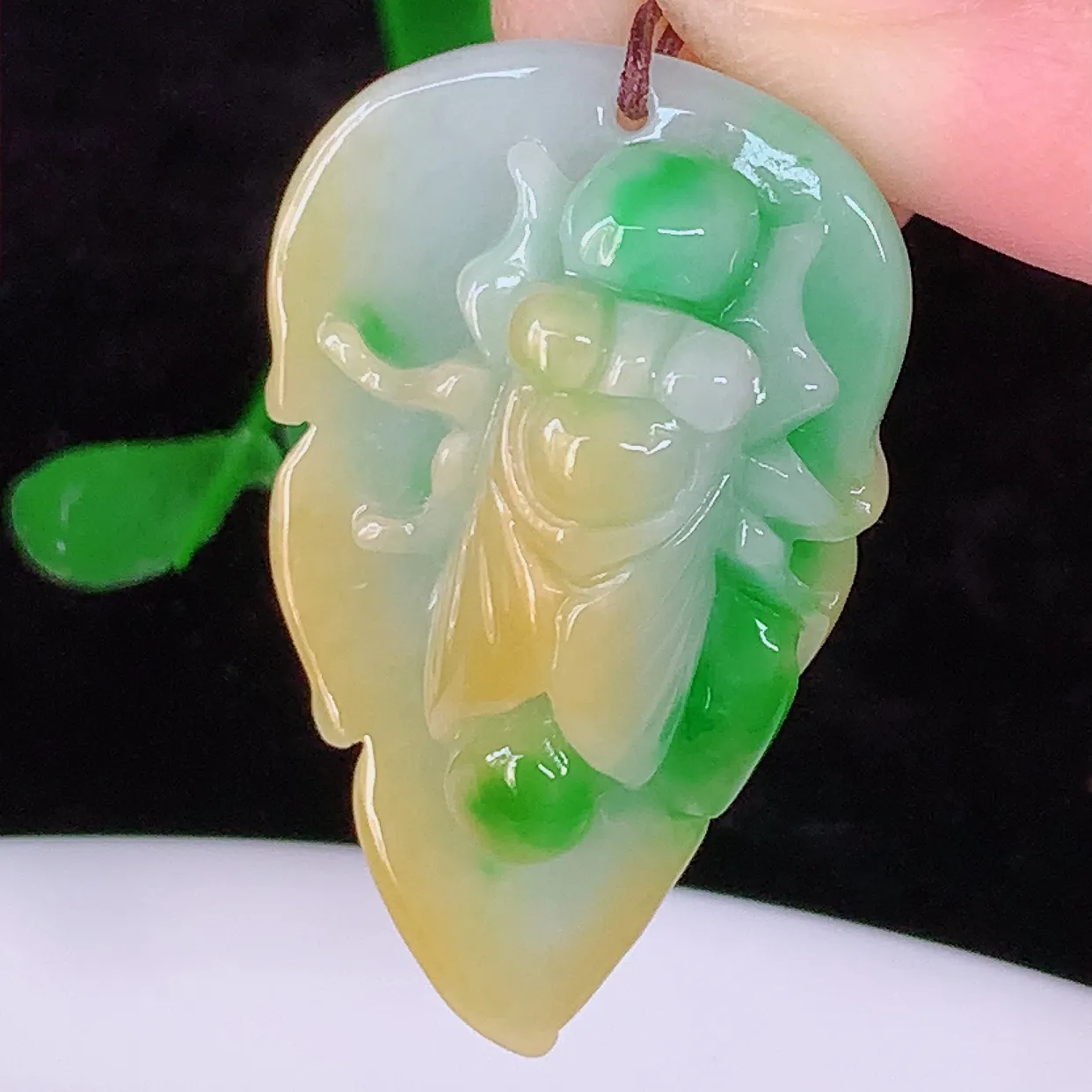 自然光实拍，冰润黄加绿翡翠金蟾吊坠，种老水足，雕工精湛 ，寓意美好，佩戴时尚出众！#87.18