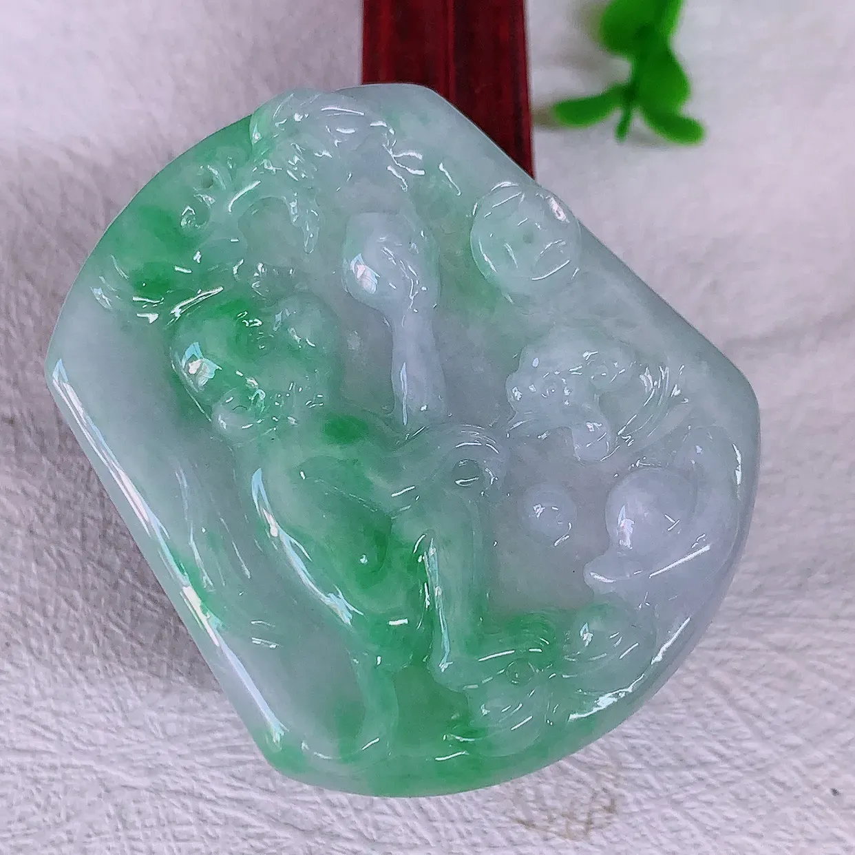 自然光实拍，冰润飘绿翡翠生肖猴牌吊坠，种老水足，雕工精湛 ，寓意美好，佩戴时尚出众！#05.18