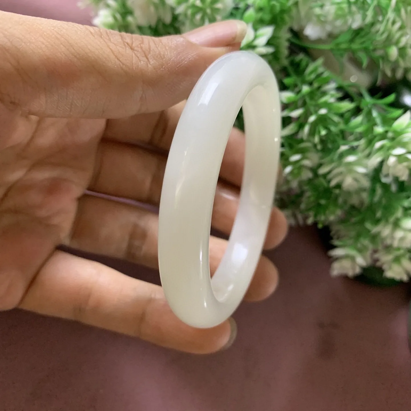 和田玉54.6圈口羊脂白手镯，玉质特细腻油润，高脂粉，高品质，萦绕腕间时，古韵不失时尚，素雅不失品味