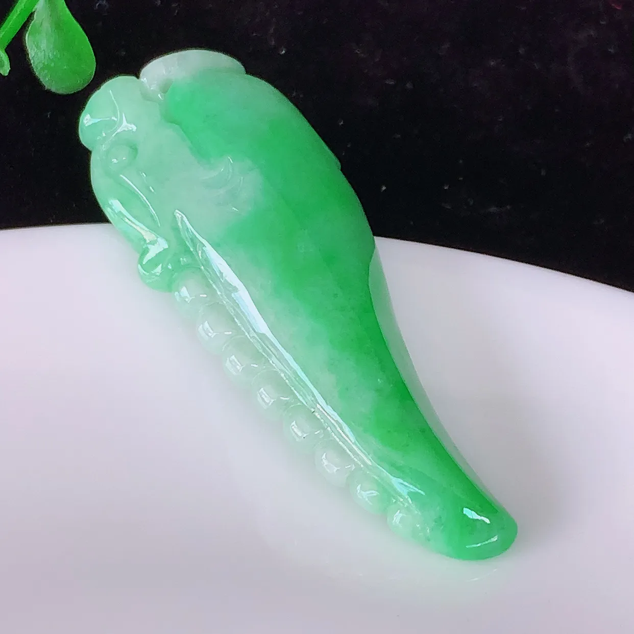 自然光实拍，精雕飘绿翡翠龙牙吊坠，龙行天下，雕工立体精湛，种老水足，配戴霸气时尚，值得收藏!#87.