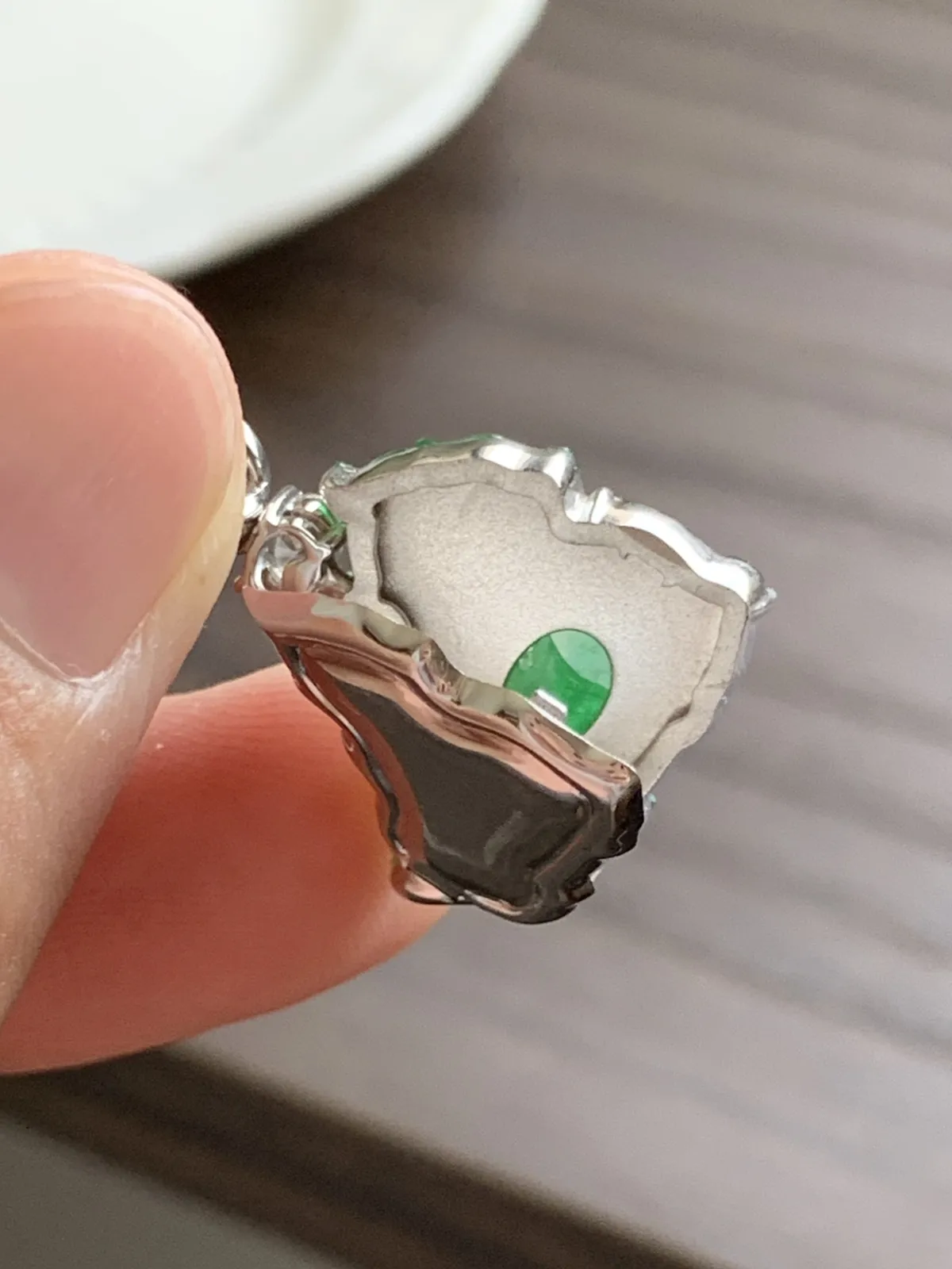 《马到成功》满绿吊坠
裸石18*19*2.5 整体25.5*19*6
18k金钻石镶嵌，老种水足，颜色鲜艳，色泽匀称，贵气显眼
