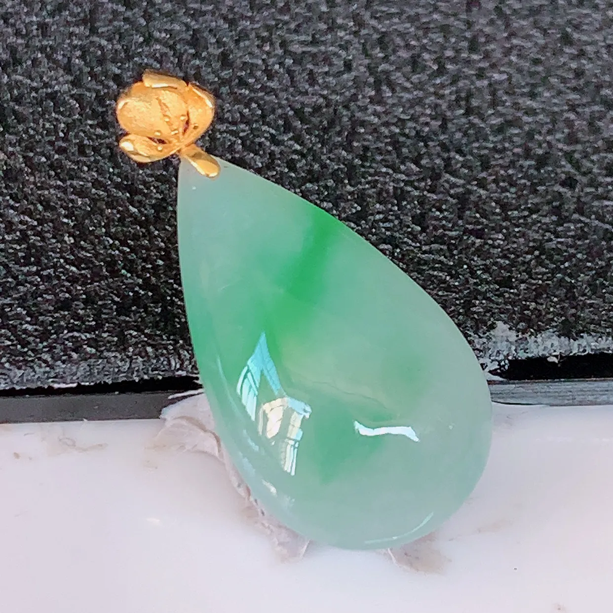 18k金镶嵌冰飘绿翡翠水滴吊坠，沁人心脾，精致典雅的设计，为佩戴者，增添色彩，送礼自留都是佳品选择！#94.18